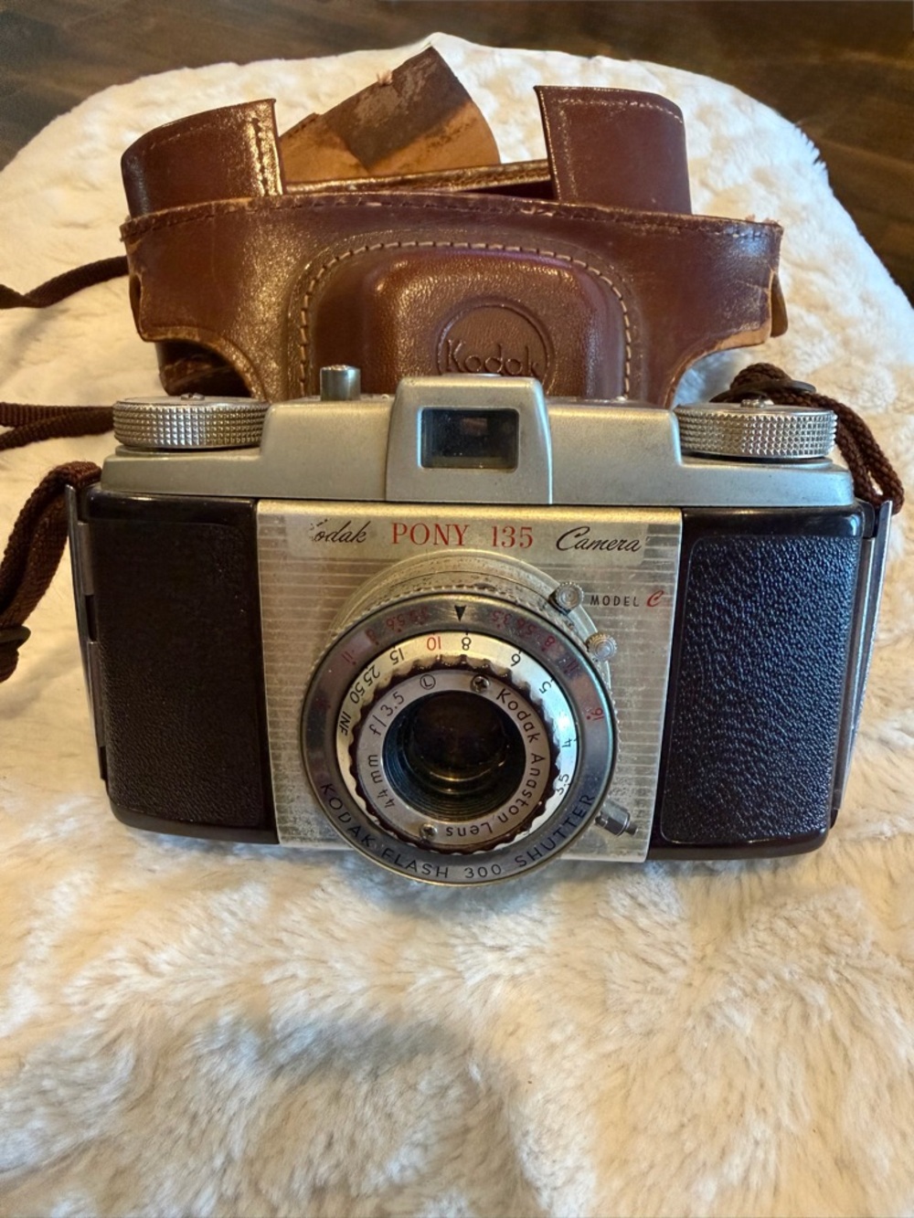VINTAGE KODAK PONY 135 MODEL C CAMERA W/BRN LEATHER CASE POOR COND. UNTESTED